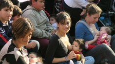 Matku vyhodili z parku, keď dojčila syna. Podporu jej vyjadrili tisícky dojčiacich žien