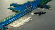 Bizarný začiatok triatlonu: Štart museli opakovať, polovicu športovcov blokovala loď