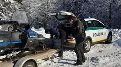 Poliakov na skútroch pochytali na slovenskej strane. Tvrdili, že si prišli "poopekať klobásky"