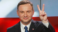 V Poľsku sa konajú parlamentné voľby, favoritom je euroskeptická opozícia