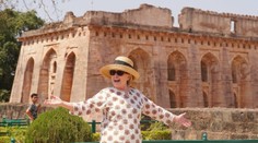 VIDEO: Exkandidátku na prezidenta Clintonovú zradili nohy. Takmer sa skotúľala zo schodov