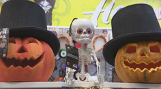 Mladí na Halloween predvádzajú nápadité masky. Najviac trendy kostým inšpirovala nedávna lúpež