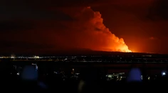 VIDEO: Na Islande vybuchla obávaná sopka. Valia sa z nej prúdy lávy, z ktorej stúpa dym