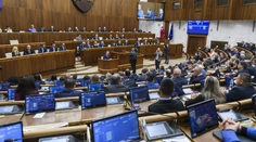 Zdravotné odvody by sa mohli pre zamestnávateľov a živnostníkov zvýšiť len dočasne