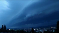 Meteorológovia vydali najvyššiu výstrahu pred búrkami. Varujú aj pred povodňami