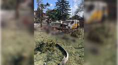 Brutálny útok Ruska v ukrajinskej obci. Letecká bomba zabila najmenej 20 civilistov, ktorí čakali na dôchodky