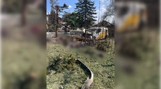 Brutálny útok Ruska v ukrajinskej obci. Letecká bomba zabila najmenej 20 civilistov, ktorí čakali na dôchodky