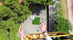 VIDEO Luis Suaréz sa pokúsil o nemožné. Spracoval si loptu vyhodenú zo žeriava?