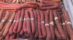 Dym, ktorým sa údi väčšia klobás či syrov v obchodoch, je vraj nebezpečný. Brusel predaj zakazuje