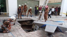 Ženu pohltila obrovská diera v chodníku. Záchranári našli len topánky