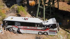 Autobus plný detí sa zrútil do 15-metrovej rokliny