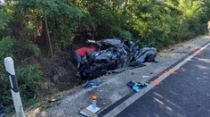 FOTO: Pri tragickej dopravnej nehode v Maďarsku zomreli v piatok dvaja Slováci. Toto ostalo z ich auta