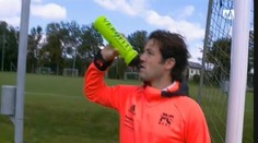 Fanúšikovia bez hraníc: Brankárovi sa vymočili do fľaše