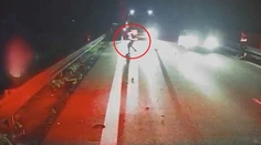 Smrti unikol len o vlások. Českého policajta skoro na diaľnici strhol autobus