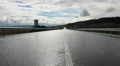 Šoférov vo veľkej časti Slovenska trápi mokrá vozovka