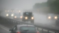 Meteorológovia aj cestári varujú vodičov na cestách. V mnohých okresoch vydali výstrahy pred hmlou