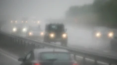 Meteorológovia aj cestári varujú vodičov na cestách. V mnohých okresoch vydali výstrahy pred hmlou