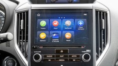 Známa automobilka mení dotykové displeje na palubnej doske a vracia sa k analógovým tlačidlám