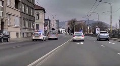 Arogantný vodič unikal košickým policajtom. Rútil sa v protismere aj po chodníkoch