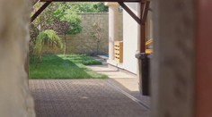 Manželku poradcu Šutaja Eštoka našli mŕtvu. Mala ležať v bazéne s rozbitou hlavou