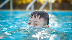 Chlapček (†4) z Texasu zomrel na suché utopenie. Pozor na šantenie vo vode