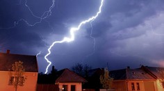 SHMÚ varuje pred búrkami: Pre tieto okresy dokonca vydal výstrahu