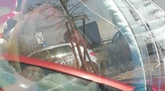 Žena v Hlohovci nechala polročné dieťa zamknuté v aute a odišla nakupovať