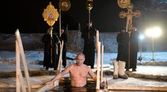 Prezident Putin sa vyzliekol do plaviek, predviedol kúpanie v ľadovej vode