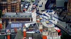 Zverejnili video zachytávajúce útok vozidlom pred britským parlamentom