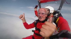 Dôchodca zo Spiša počkal, kým rodina odíde na dovolenku a potom si skočil v tandeme s padákom