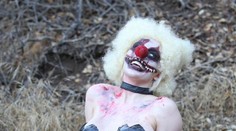 Tejto hviezde načisto preplo. Desivá maska a páska na bradavkách