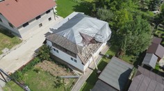 Takmer dva týždne po ničivej búrke domy bez striech chránia iba fólie. Pozreli sme sa, aká je situácia na východe Slovenska