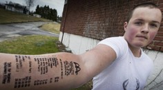 Láska k cheesburgeru bez hraníc: Mladík si dal vytetovať účet z fast foodu