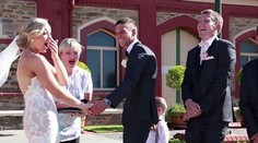 Chlapec prerušil svadobný obrad. Všetci plakali od smiechu