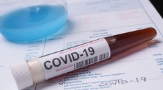 Svetom sa šíri nový variant covidu. Ak máte „žiletkovú“ bolesť v krku, mali by ste spozornieť