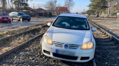Komplikácie na Záhorí. Vlakovú dopravu tam prerušilo auto v koľajisku