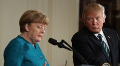Trump Merkelovej nepodal ruku, no ubezpečil ju o podpore NATO