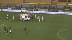 Zápas v Lecce trval iba päť sekúnd. Prerušili ho po tom, čo hráč upadol do bezvedomia