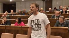 Matovičovi v parlamente vypli mikrofón. Pozrite si, ako vybuchol