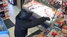 Lúpil s igelitom na hlave, policajti ho zakrátko našli čupieť v rieke. Mužovi hrozí 12 rokov za mrežami