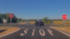 VIDEO: Brutálna zrážka motorkára s autom. Muž letel niekoľko metrov a tvrdo dopadol na zem