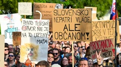 OBRAZOM: Ďalší protest. Na zhromaždení proti krokom Martiny Šimkovičovej a Borisa Suska sa zúčastnili tisícky ľudí