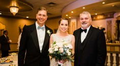 Američanke zachránila život transplantácia. K oltáru ju priviedol otec ženy, ktorá orgány darovala