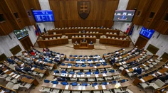 Parlament stále rokuje o zmene ústavy. Hlasovať by sa malo v utorok večer