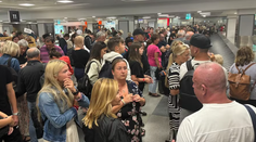 Letisko v Prahe kolabuje. Cestujúci odlietajú bez batožiny, vedenie prosí zamestnancov o pomoc