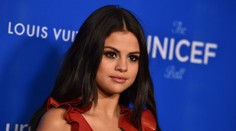 Nádherná Selena Gomez. V kožených šatách predviedla ukážkovú postavu