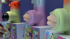 Vynález čínskeho študenta vyvolal zmiešané reakcie. Zariadenie umožňuje cítiť bozk poslaný cez internet