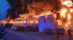 Mohutný požiar na pražskom výstavisku Letňany, časť haly sa zrútila