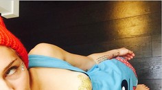Obnažená Miley Cyrus opäť v akcii