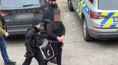 VIDEO: Mladíka, ktorý sa priznal k dvojnásobnej vražde v Hradci Králové, súd poslal do väzby